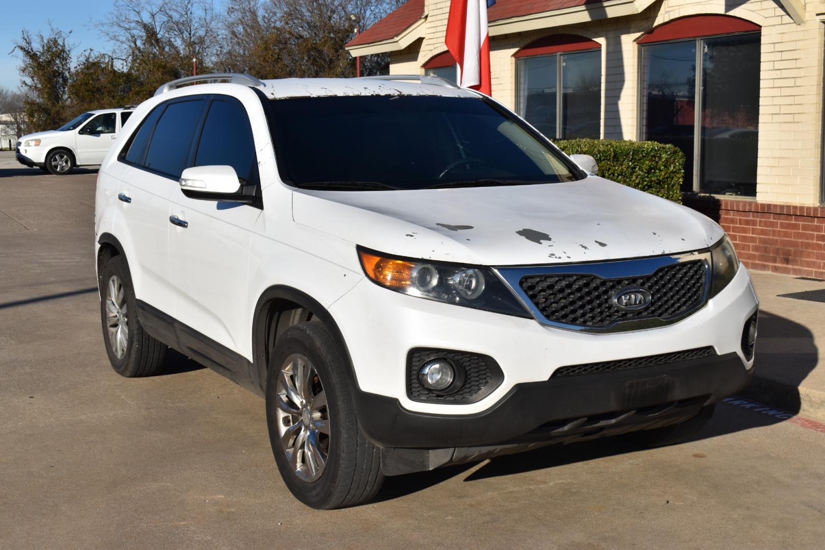2011 White /Tan Kia Sorento EX V6 2WD (5XYKU4A29BG) with an 3.5L V6 DOHC 24V engine, 6-Speed Automatic transmission, located at 5925 E. BELKNAP ST., HALTOM CITY, TX, 76117, (817) 834-4222, 32.803799, -97.259003 - This Vehicle has a Clean Carfax Report!! Rides and Drives great, it just needs YOU Behind the Wheel!! Our#1 Priority is to get you APPROVED and back on the road again in your new ride!! Apply Online Now!! Easy, simple financing available! We can get you into a vehicle that fits your needs regar - Photo#5
